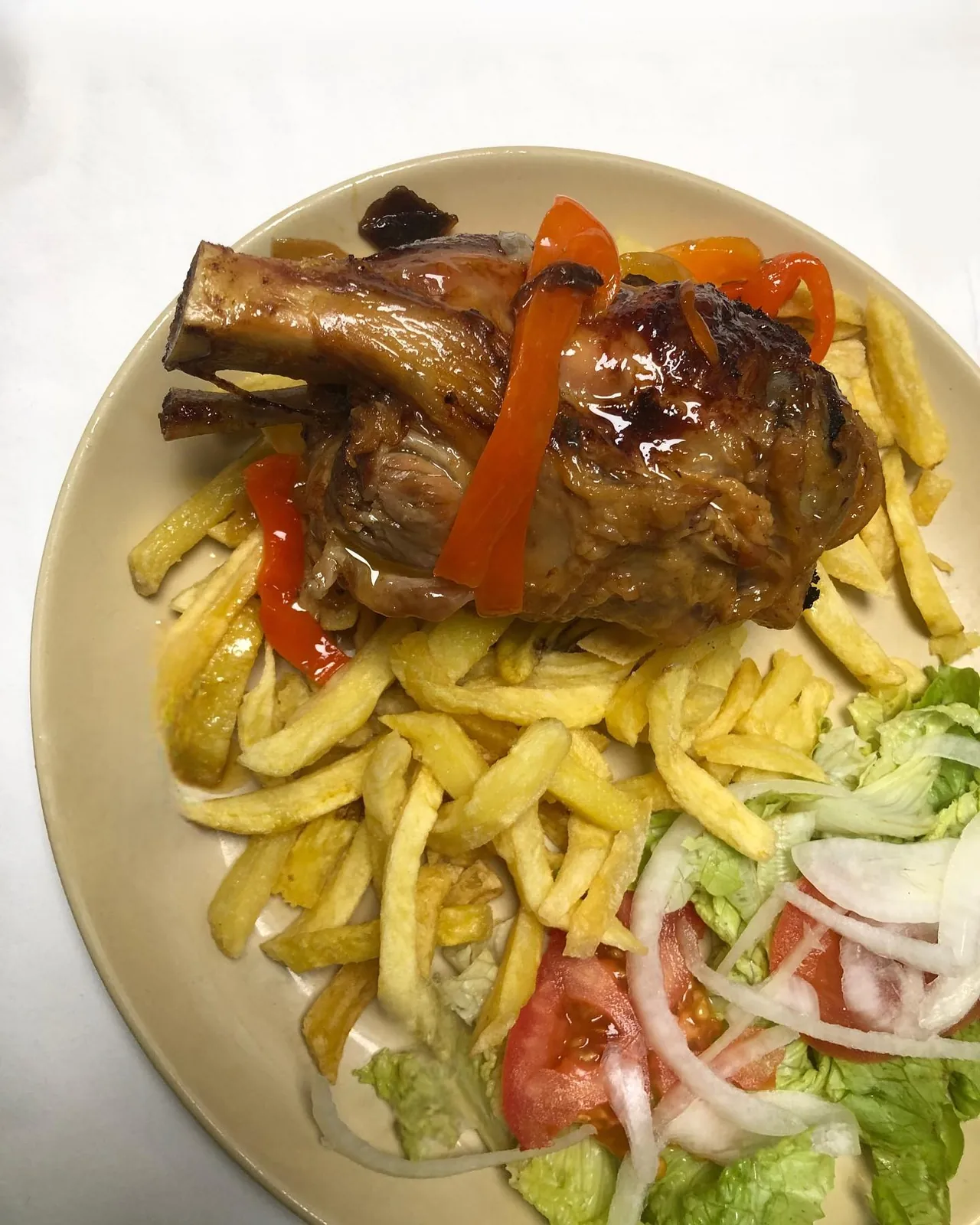 Asado con patatas, pimientos y ensalada de El Bosque