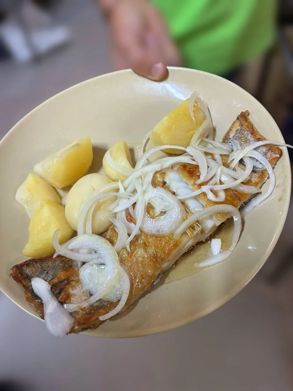 Bacalao a la plancha acompañado de patatas en El Bosque