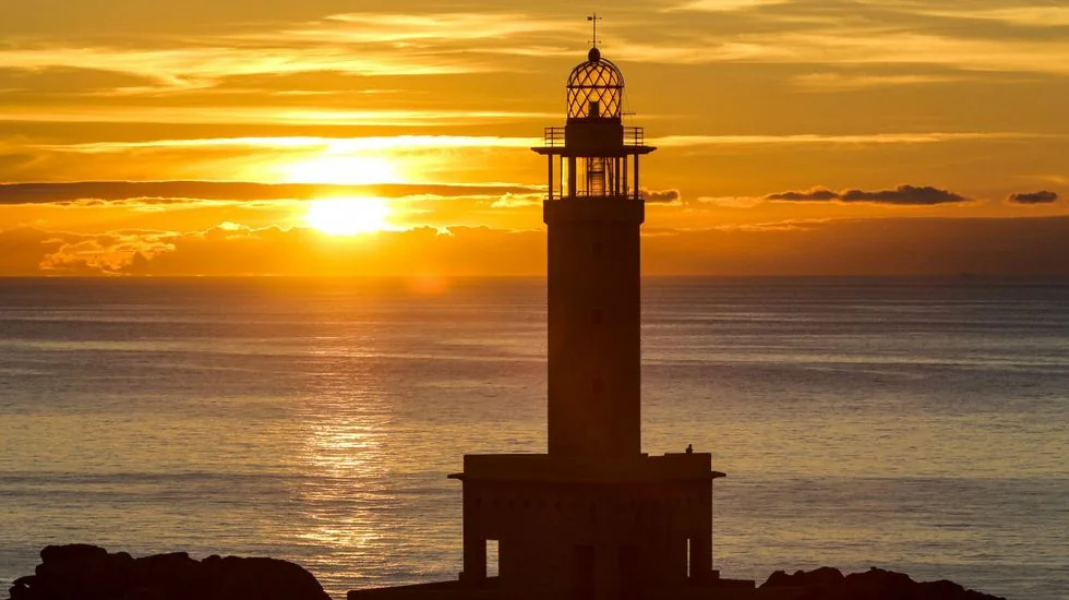 Faro de Cabo Home al atardecer