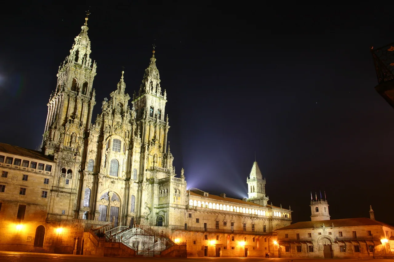 Catedral de Santiago de Compostela iluminada por la noche