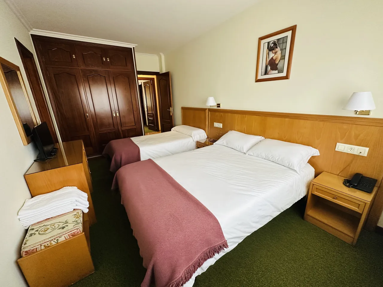 Habitación de El Bosque con una cama doble y muebles de madera