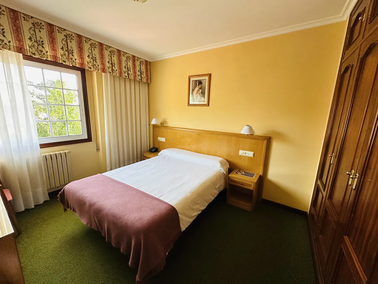 Habitación de El Bosque con una cama individual junto a la ventana