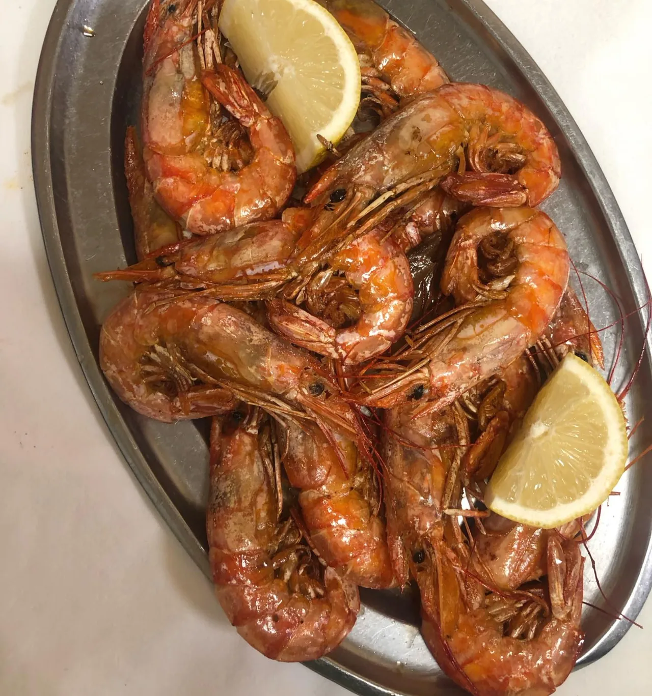 Bandeja de langostinos con limón del restaurante El Bosque