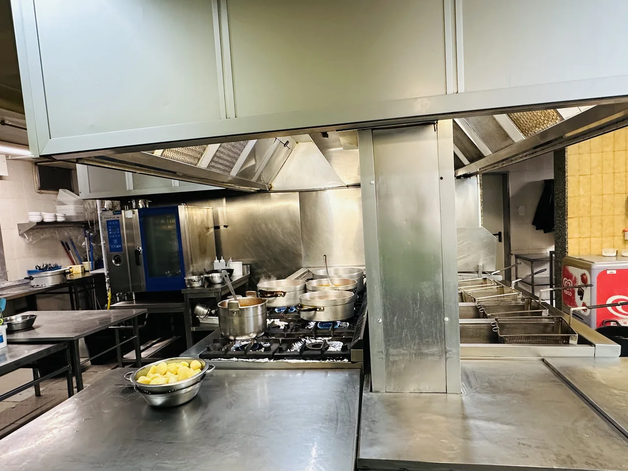 Zona de preparación y fogones de la cocina del restaurante El Bosque