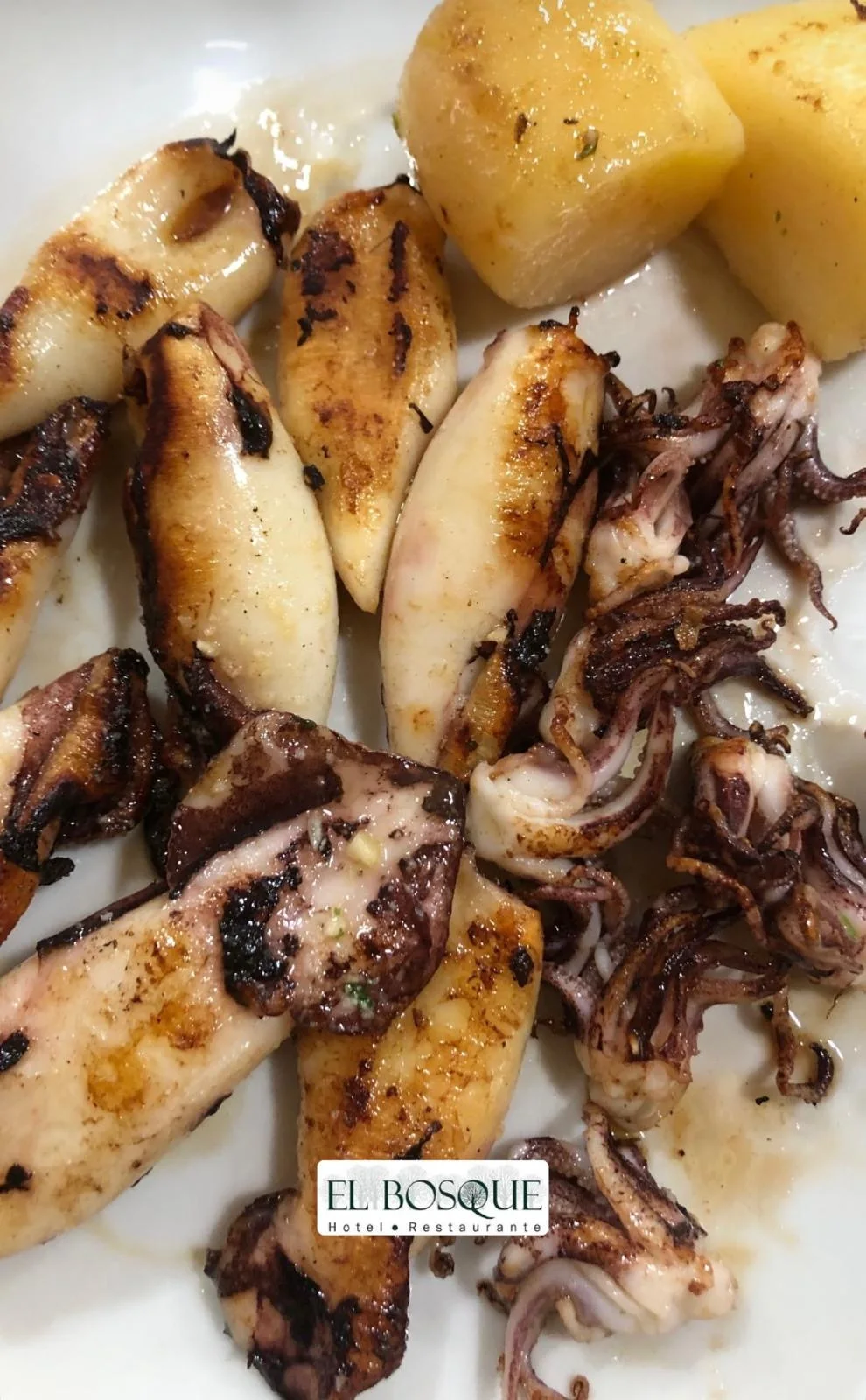 Pulpo con patatas en una fotografía del restaurante El Bosque