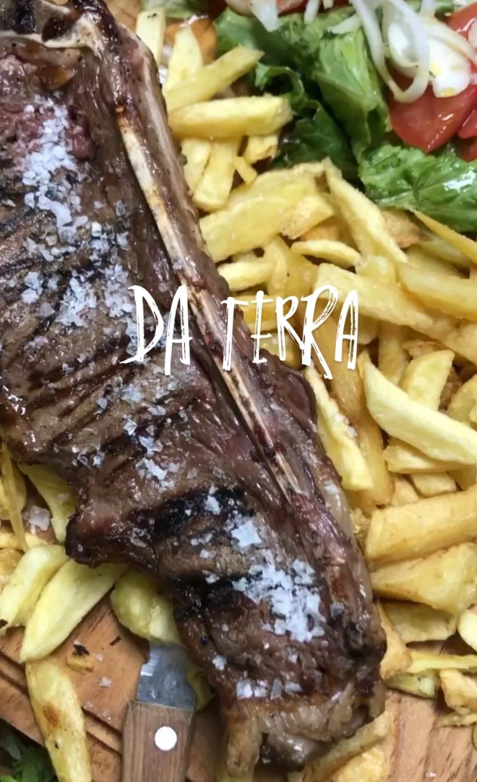 Plato de carne acompañado de patatas y ensalada en El Bosque