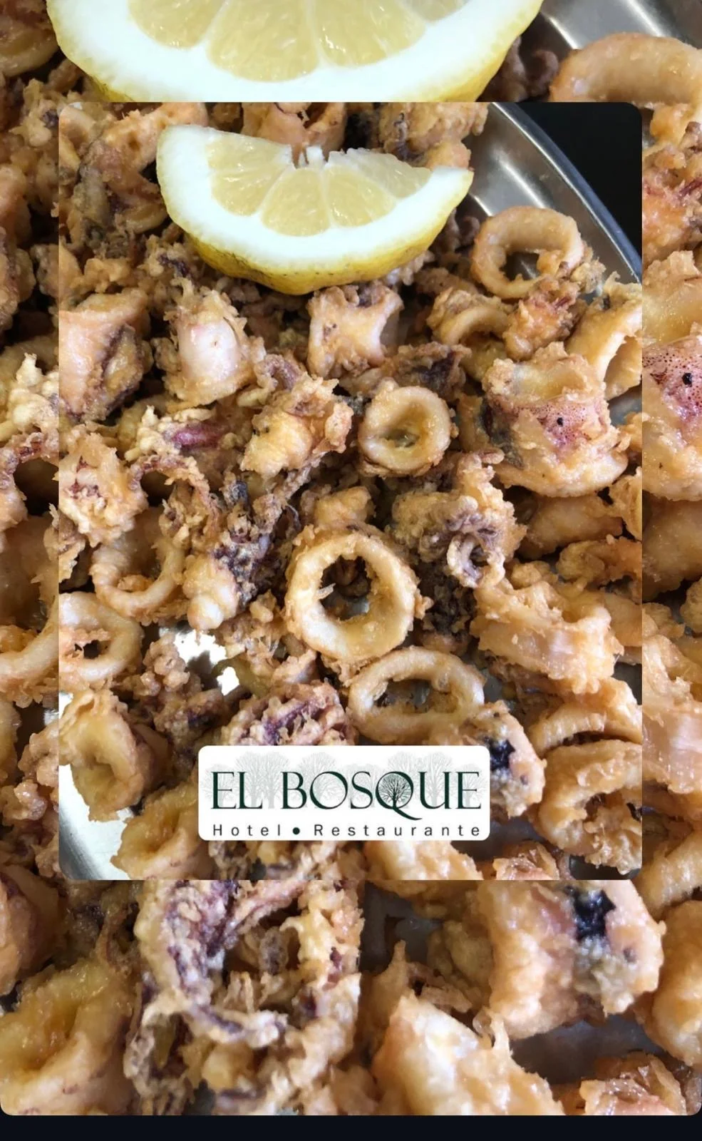Calamares fritos con rodajas de limón en una fotografía del restaurante El Bosque
