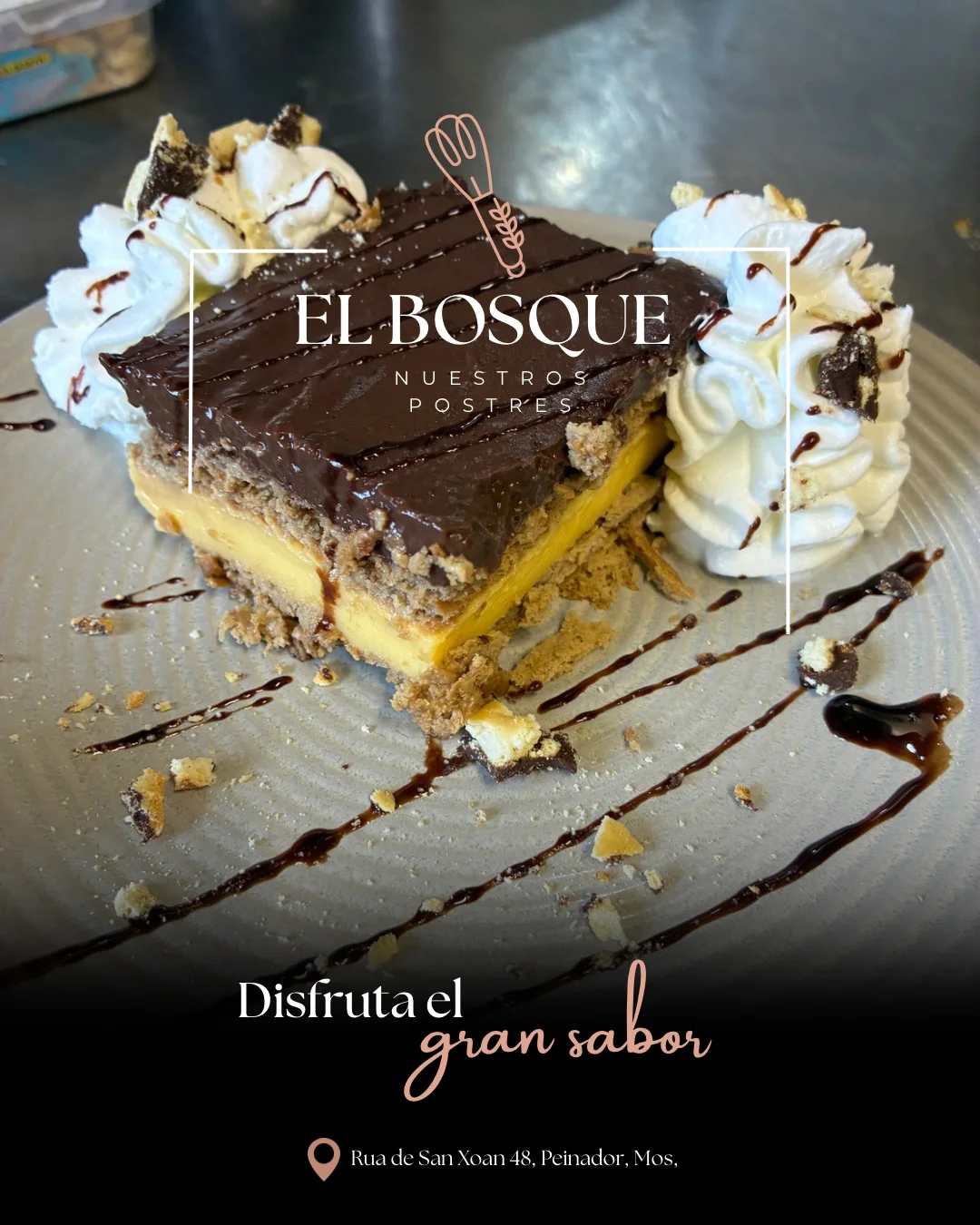 Diseño de El Bosque con una porción de tarta de chocolate y nata