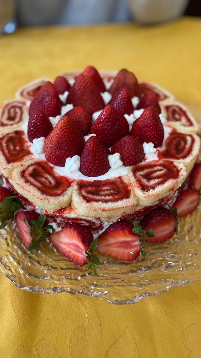 Otra vista de una tarta decorada con fresas y pequeñas espirales
