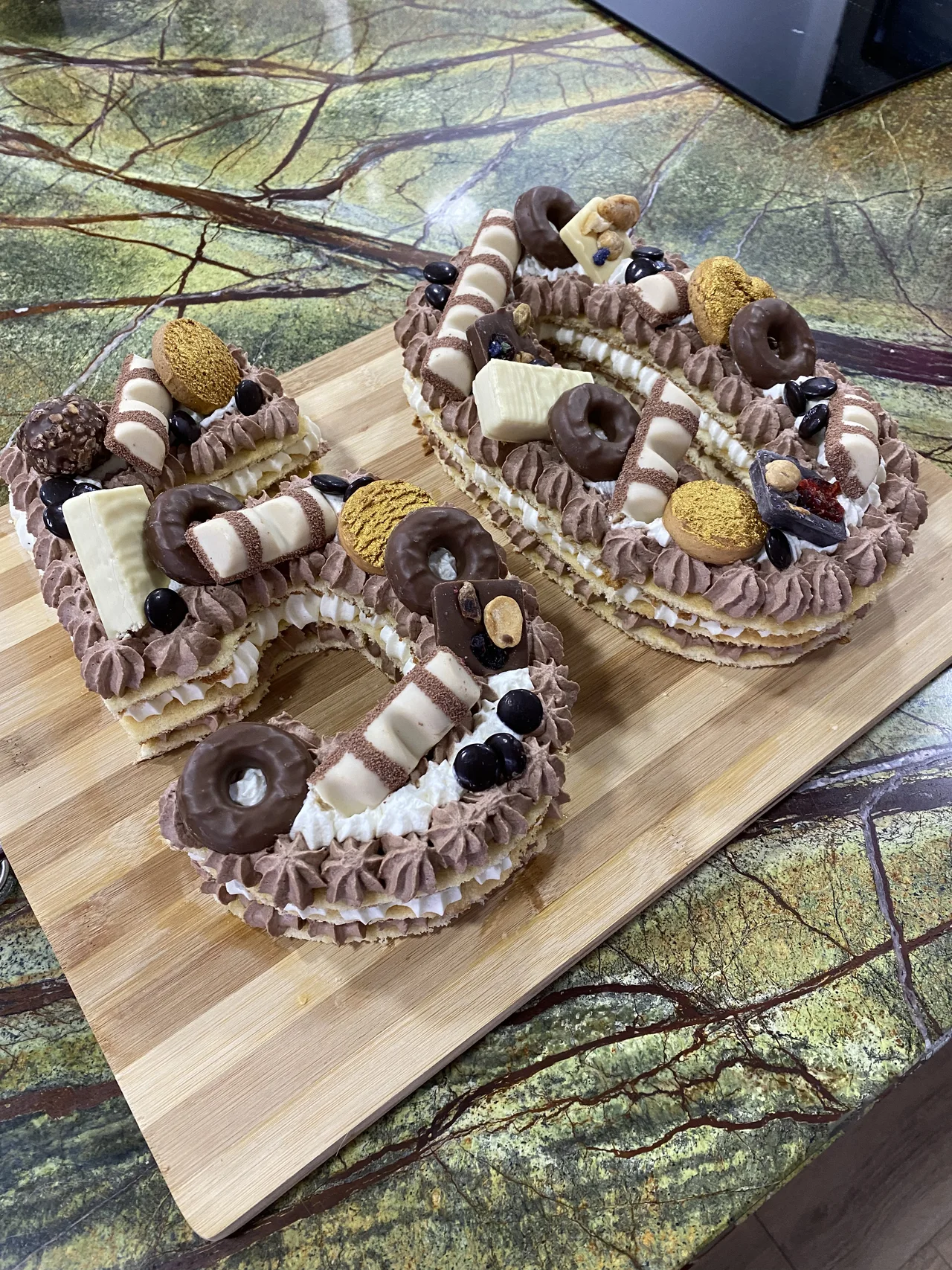 Tarta con forma de números decorada con dulces y chocolate