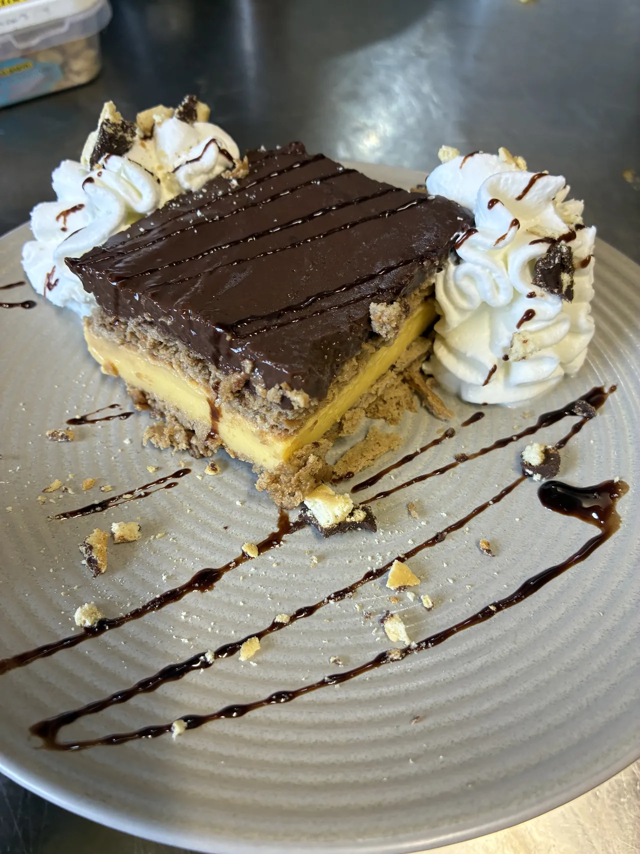 Porción de tarta con chocolate y crema del restaurante El Bosque