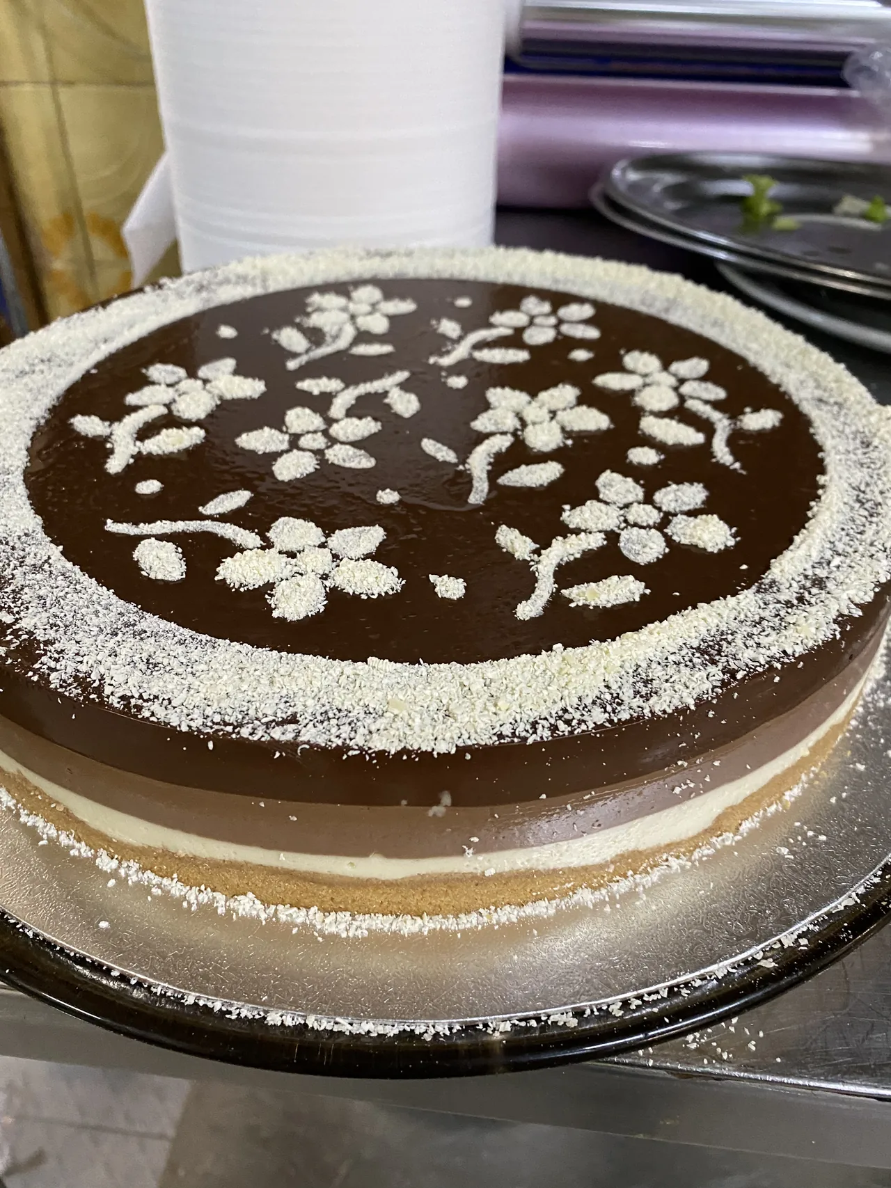 Tarta de chocolate decorada con flores claras en El Bosque