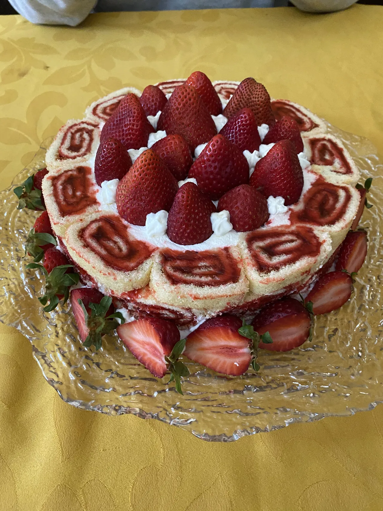 Tarta con fresas y pequeñas espirales de bizcocho en El Bosque