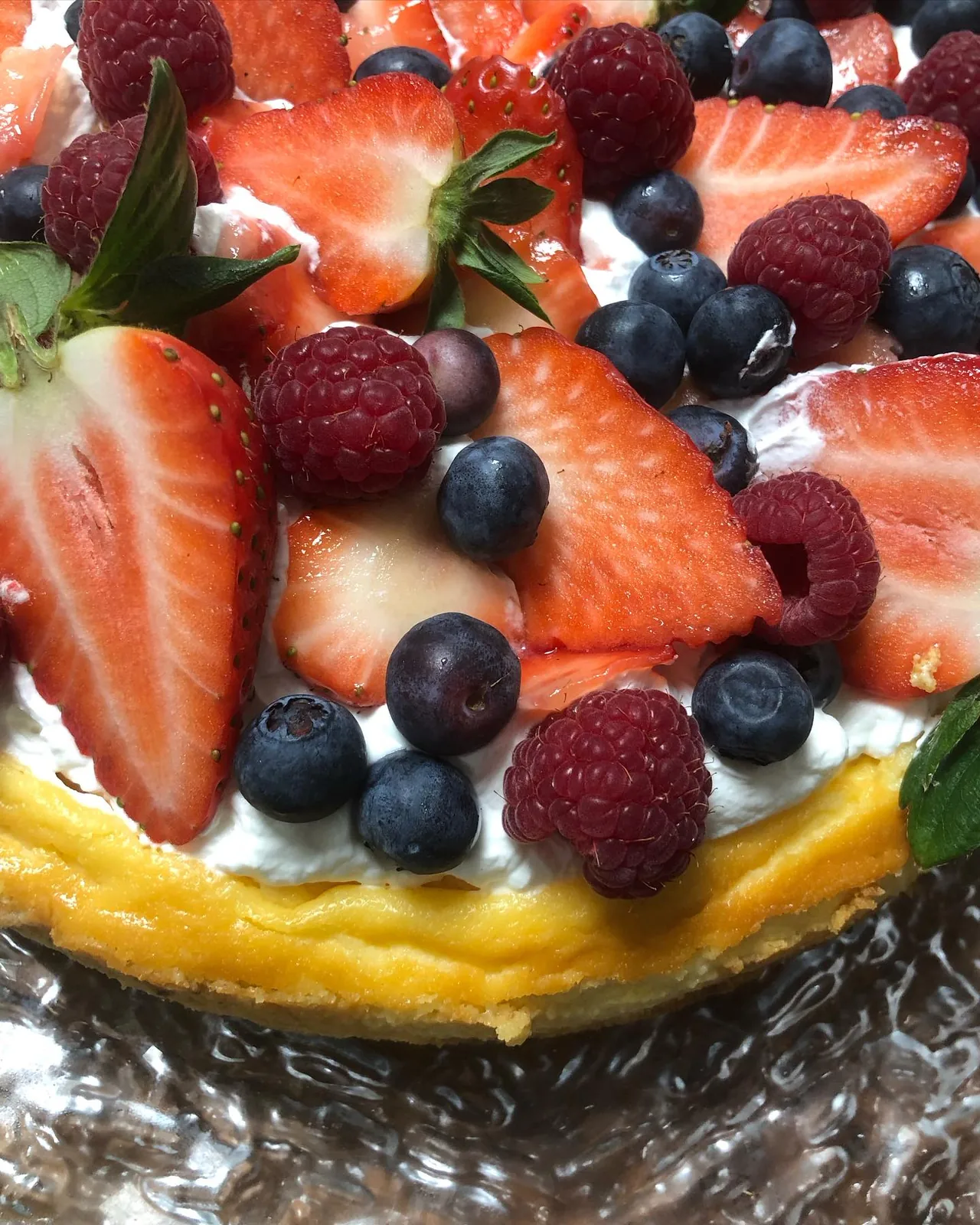 Tarta de El Bosque cubierta con fresas, frambuesas y arándanos