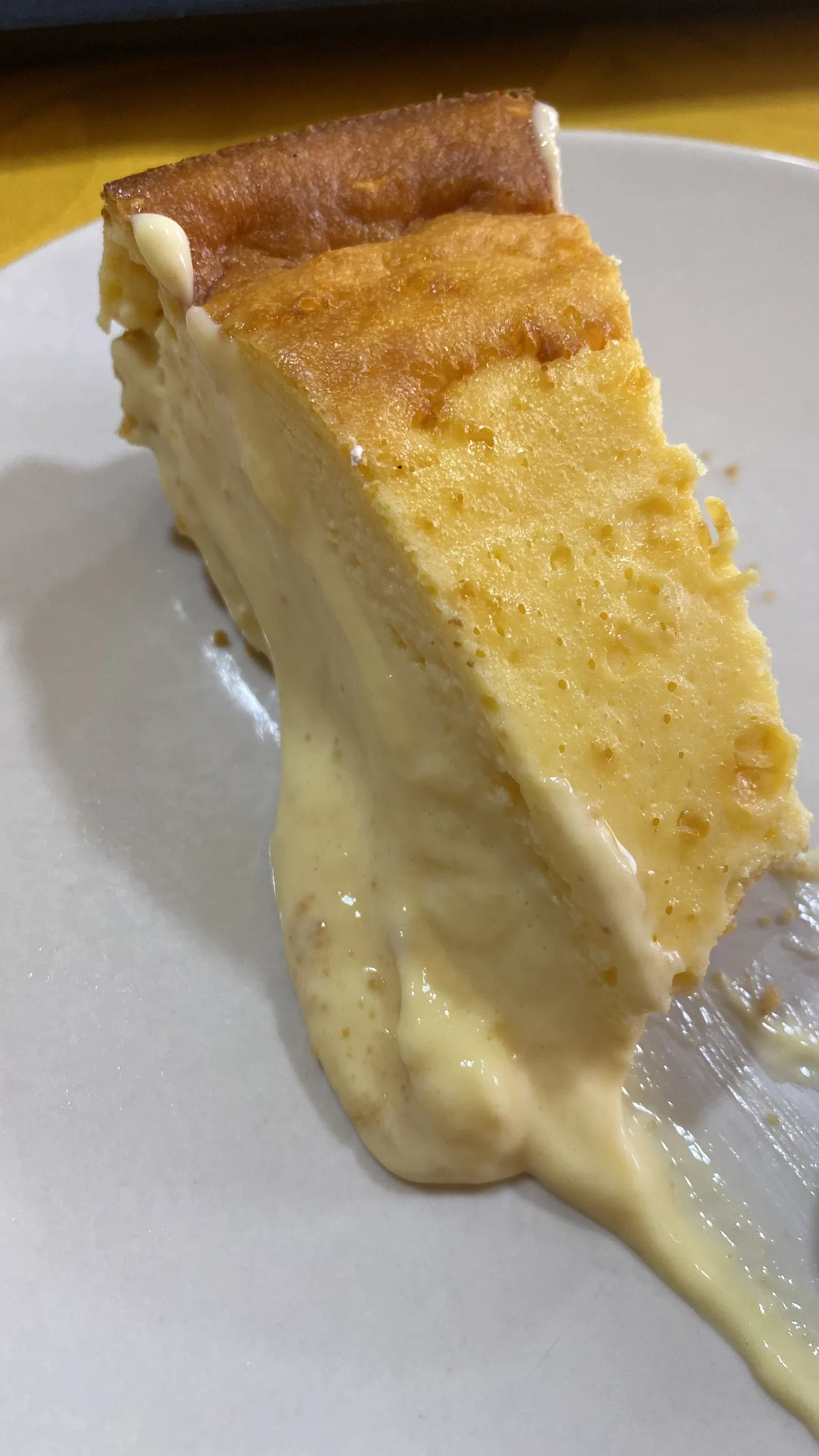 Porción de tarta de queso de interior cremoso del restaurante El Bosque