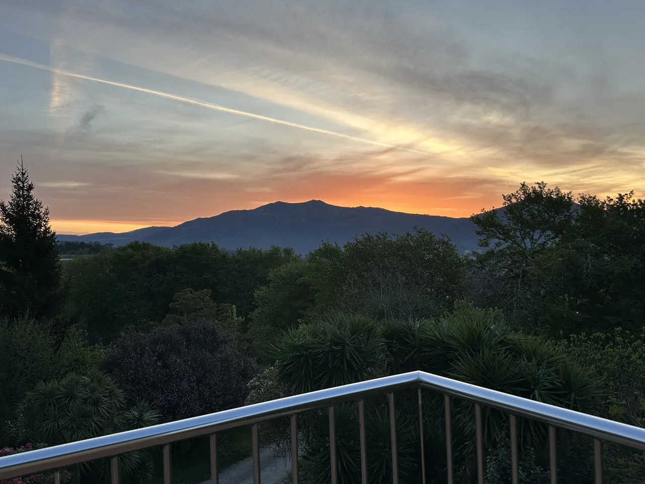 Atardecer sobre las montañas visto desde la terraza de El Bosque