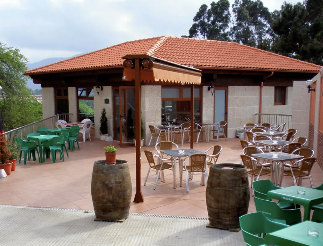 Mesas en la terraza del bar de El Bosque